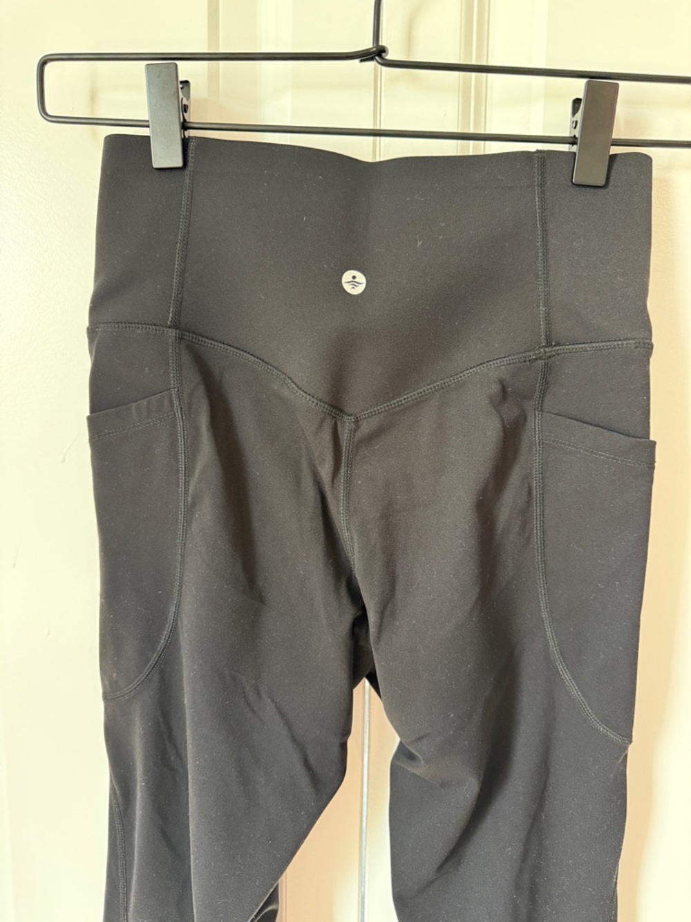 HALARA Black High-Waist Leggings with Side Pockets - Picture 4 of 5